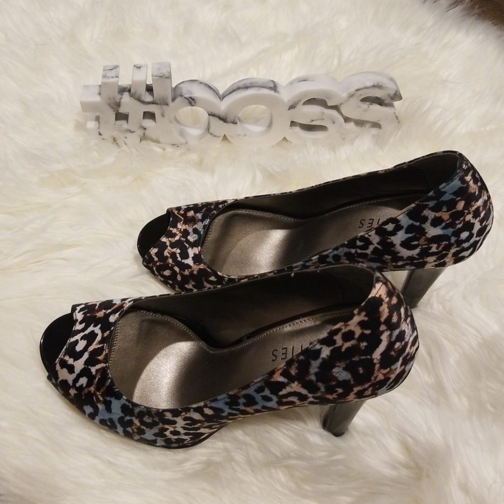 NWOT 👠Westies Emmy Leopard print peep toe heel